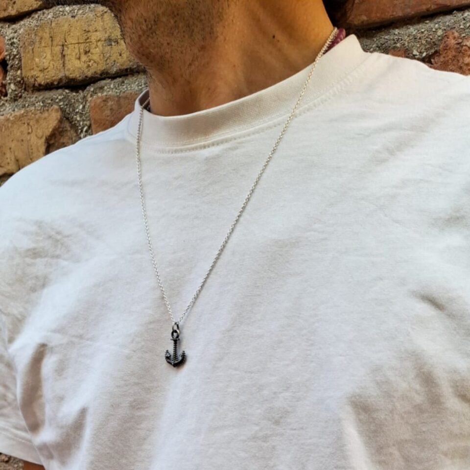 Collana con Ancora puntinata indossata