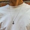 Collana con Ancora puntinata indossata