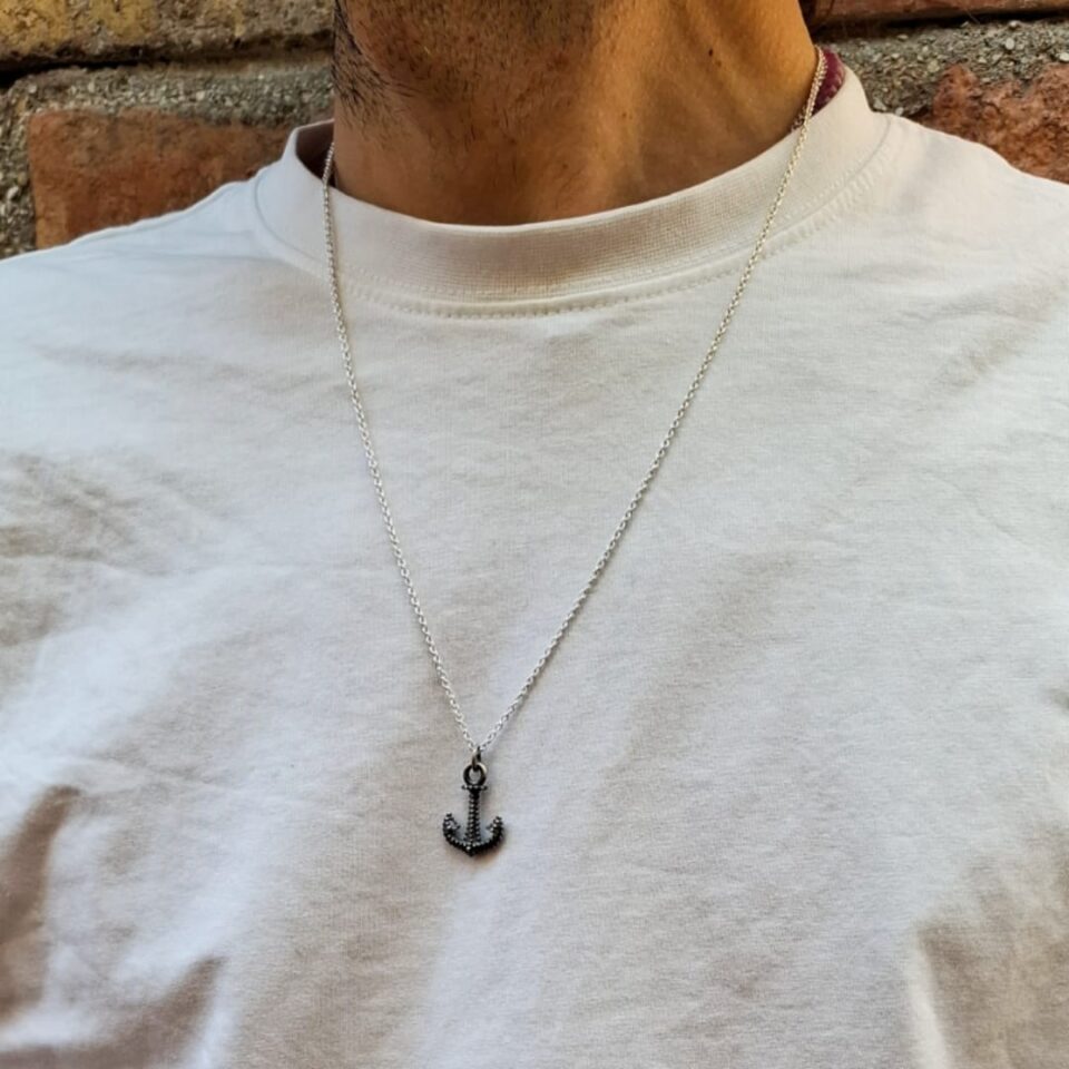 Collana con Ancora puntinata indossata