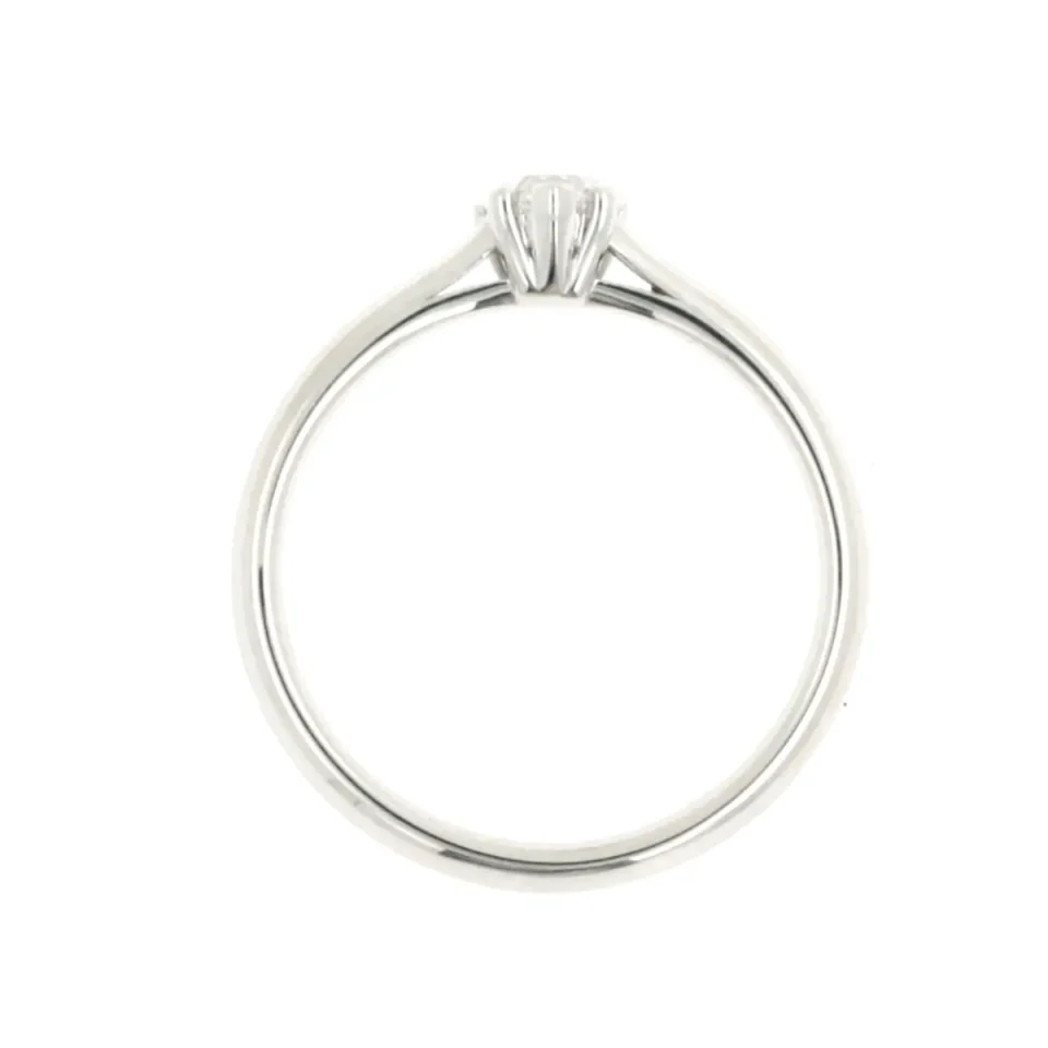 anello solitario con diamante taglio cuore visto dall'alto