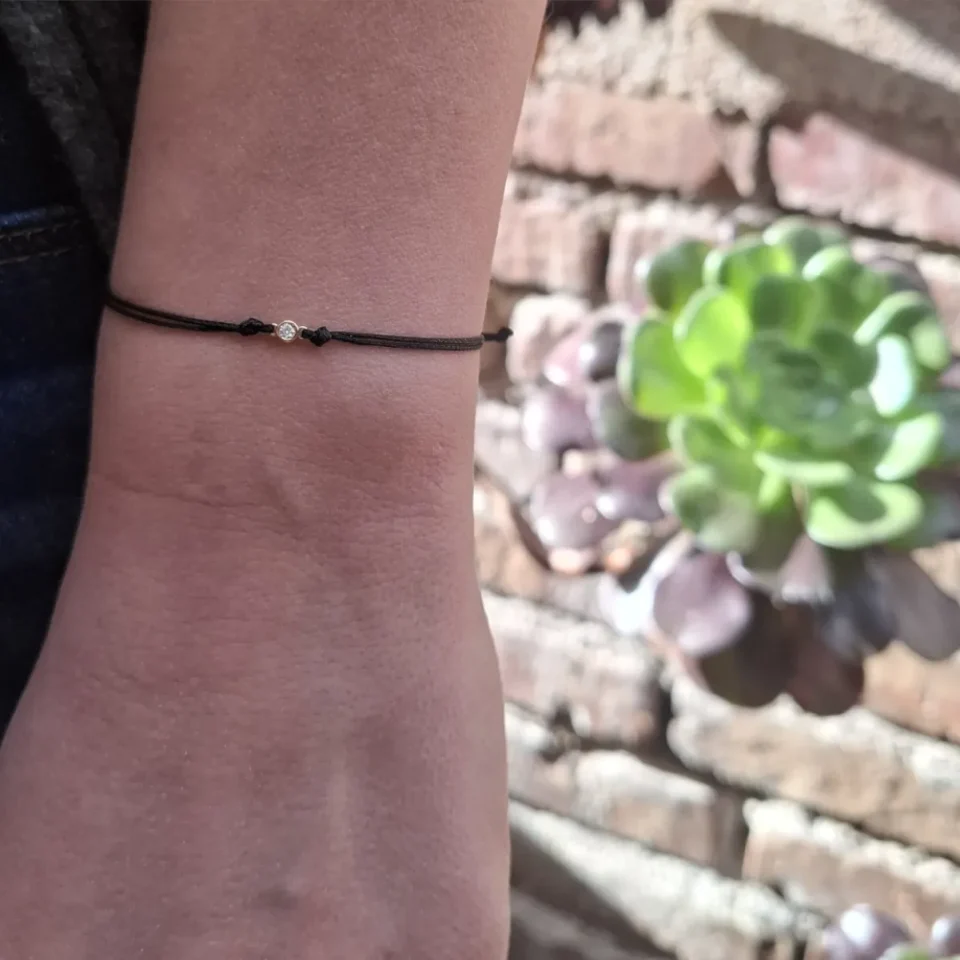 bracciale morbido fatto a mano con diamante e cordino nero