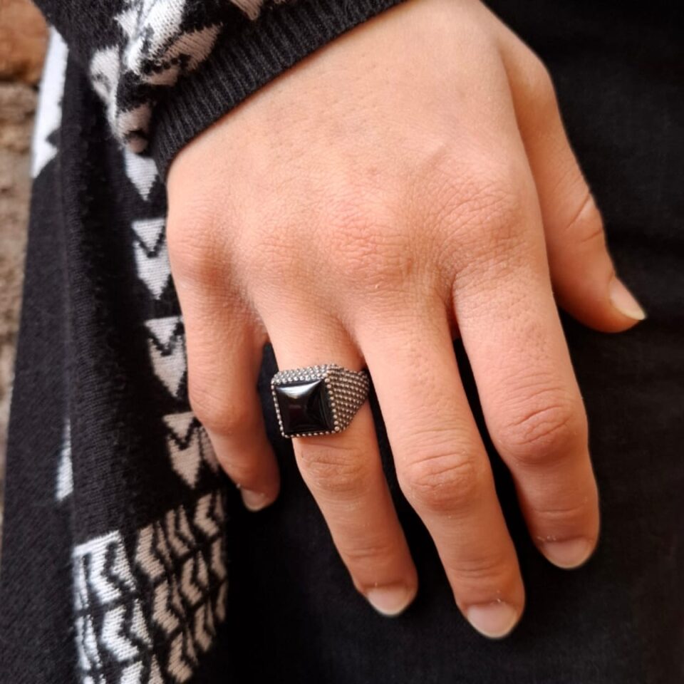 Anello puntinato con onice quadrato