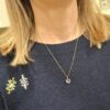 Collana con cuore di ametista naturale indossata