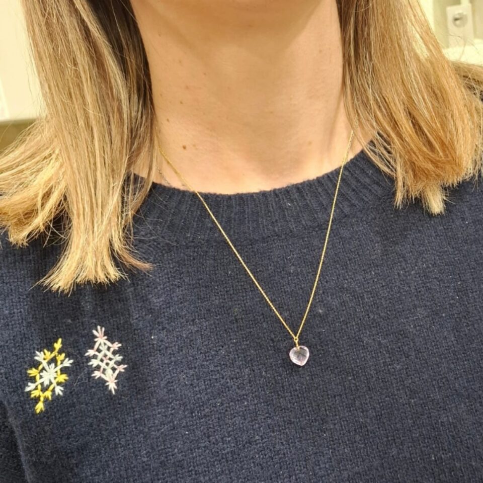 Collana con cuore di ametista naturale indossata