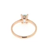anello in oro rosa con acquamarina rettangolare e diamanti sul gambo