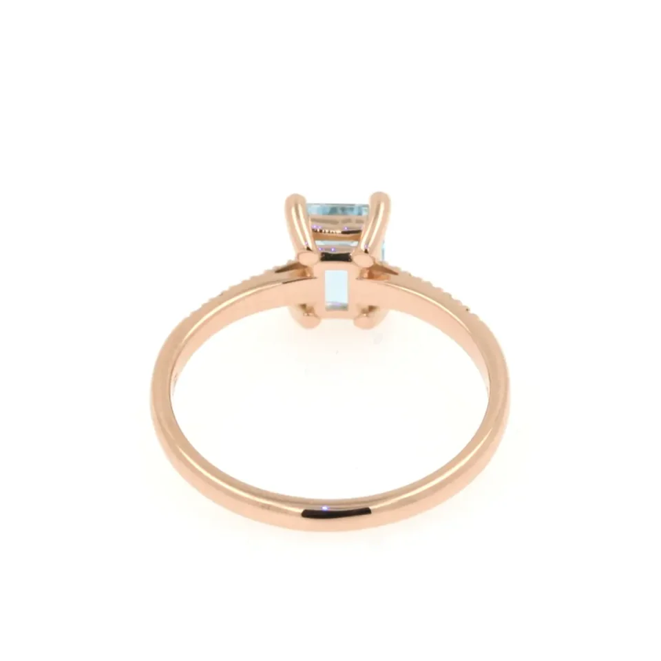 anello in oro rosa con acquamarina rettangolare e diamanti sul gambo