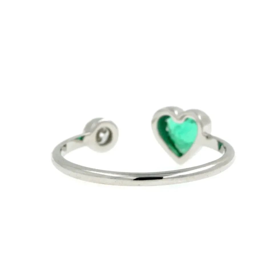 anello con smeraldo taglio cuore e diamante in oro bianco
