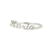 anello con nome in oro bianco in corsivo