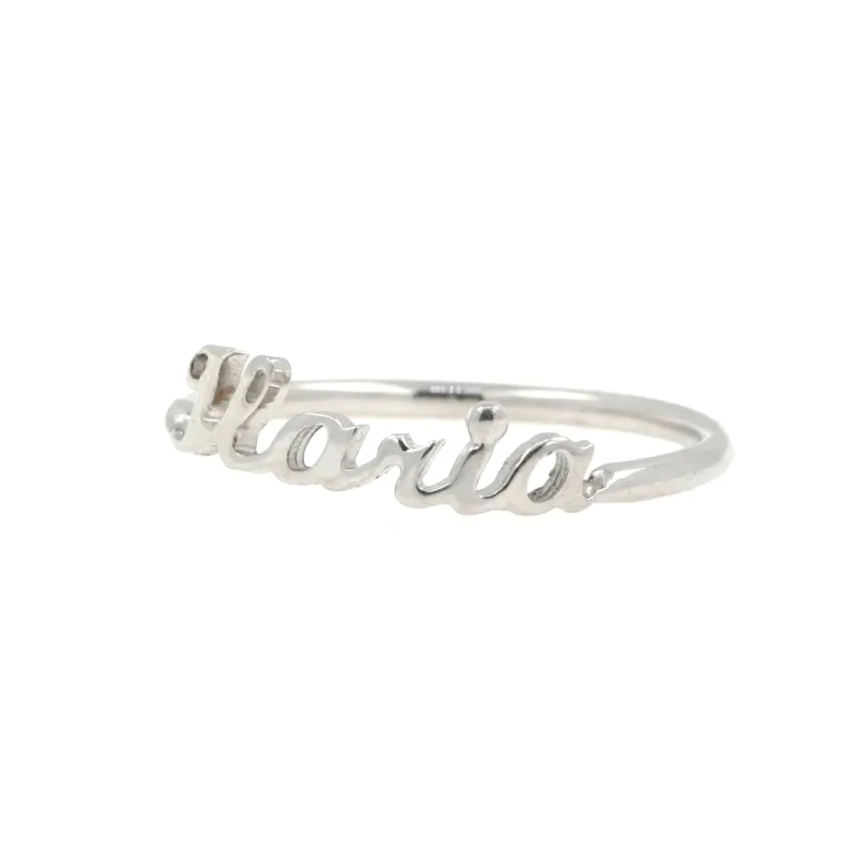 anello con nome in oro bianco in corsivo