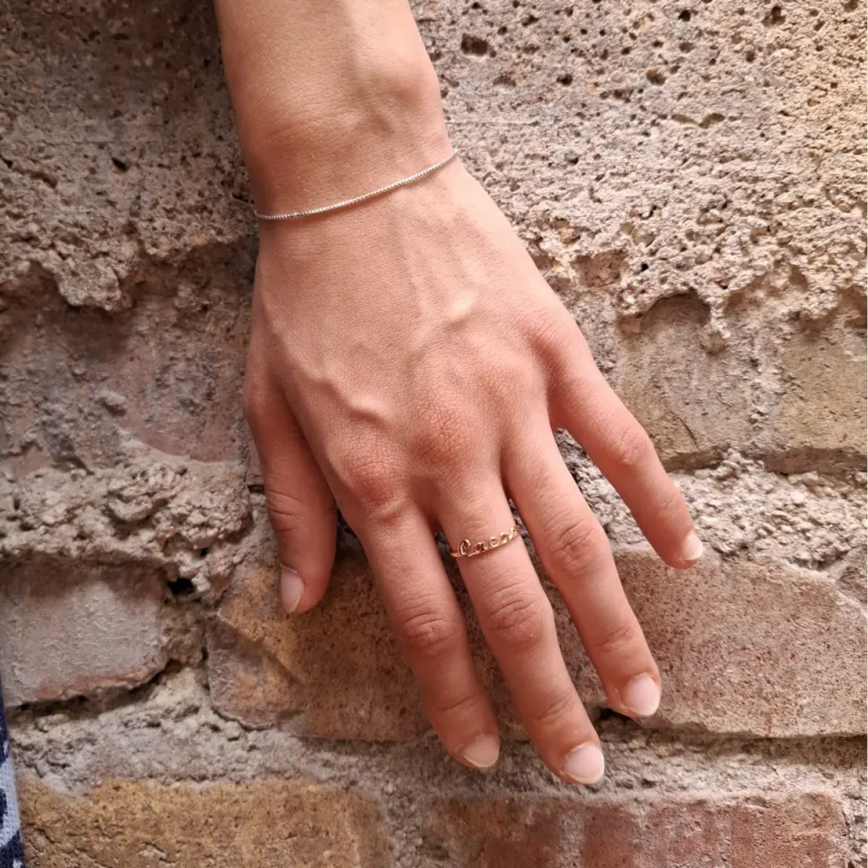 anello con nome intagliato a mano