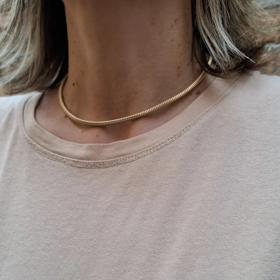 collana girocollo modello tubogas indossata nella versione argento dorato