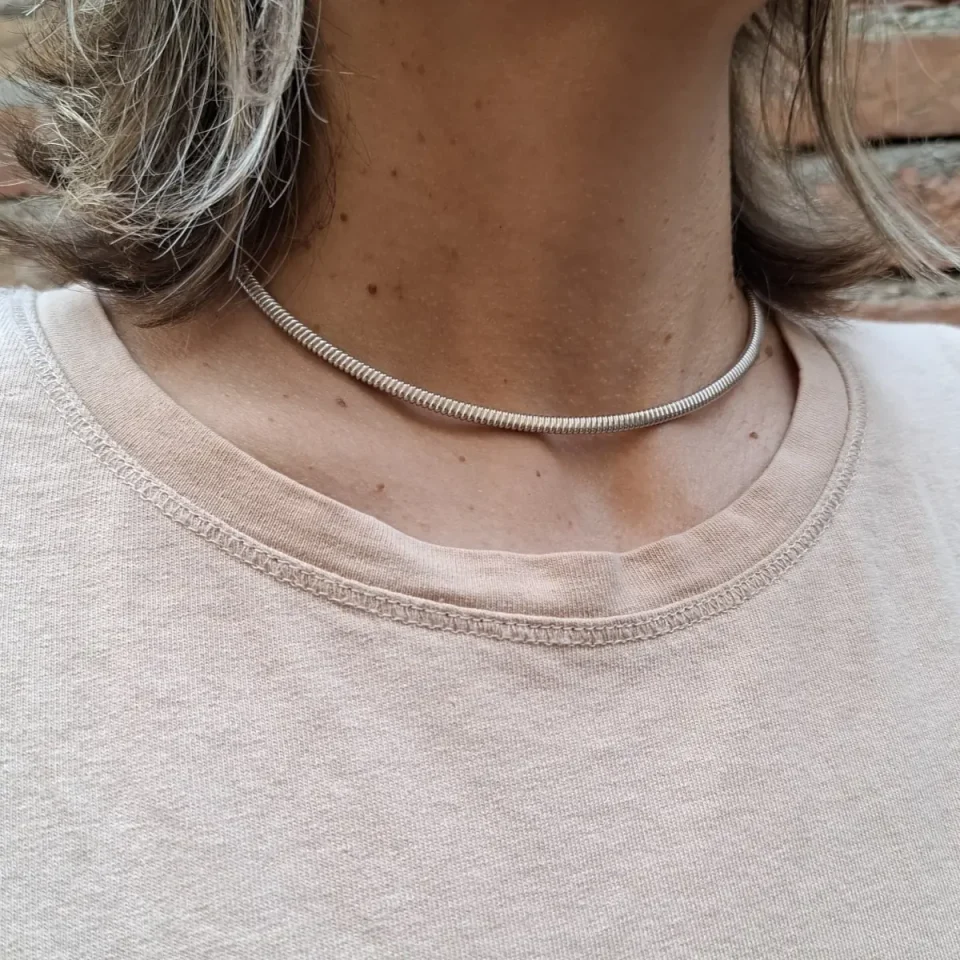 collana girocollo modello tubogas indossata