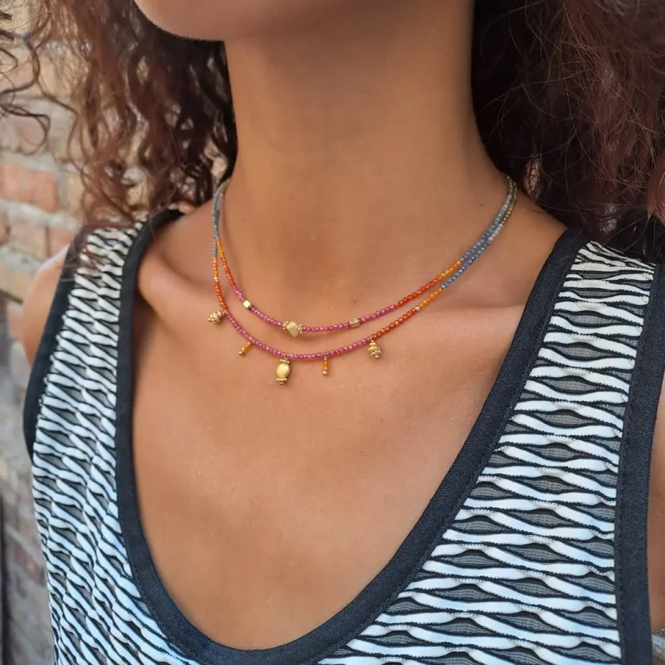 collanine di zirconi colorati con dettagli in argento dorato