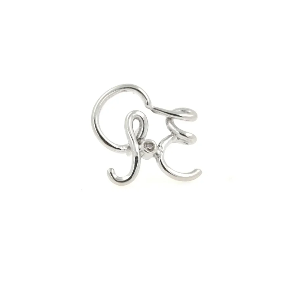 spilla con iniziali e diamante in oro bianco