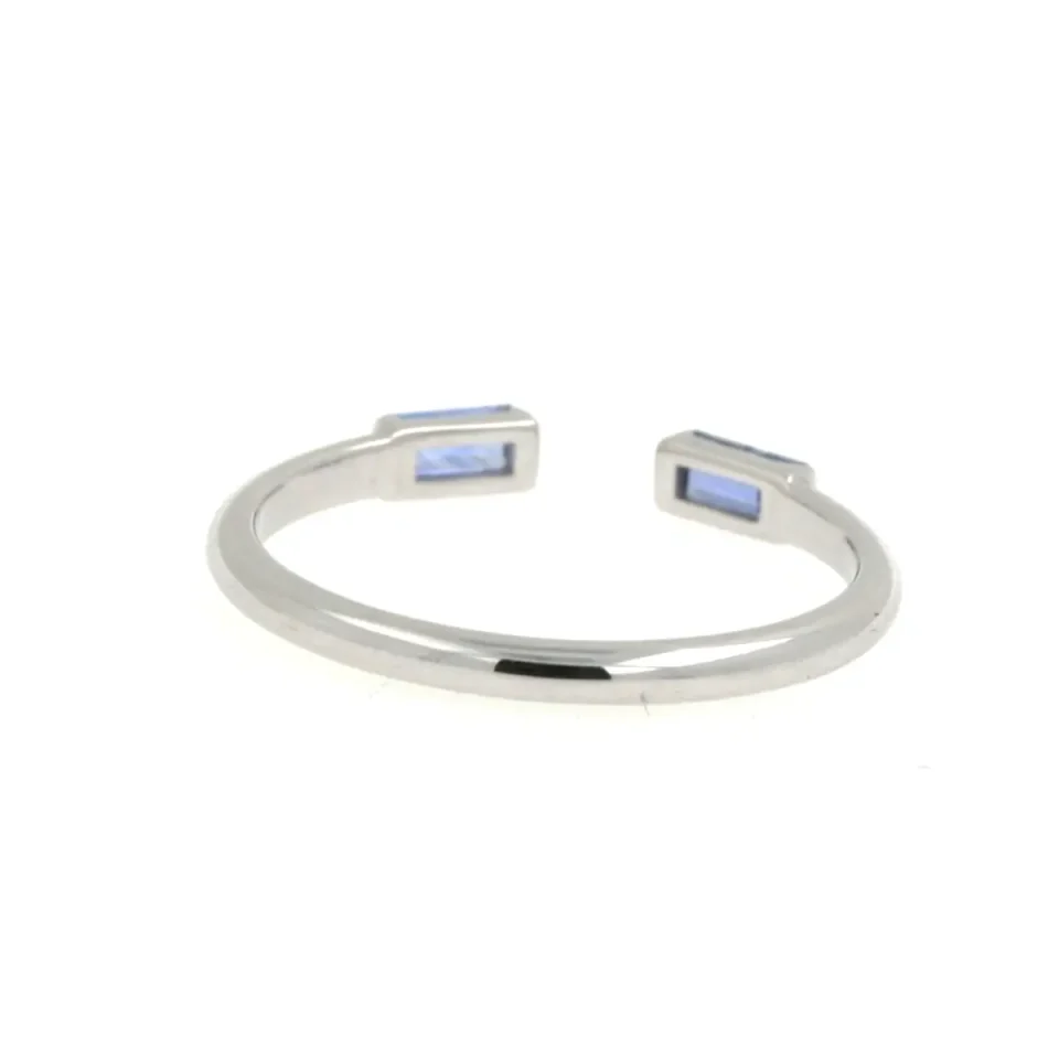 anello aperto in oro bianco con due zaffiri taglio baguette