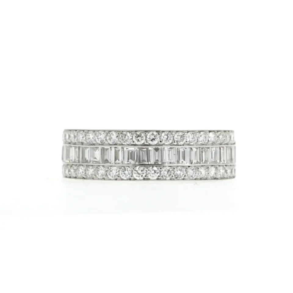 Anello a fascia in oro bianco con diamanti lab grown