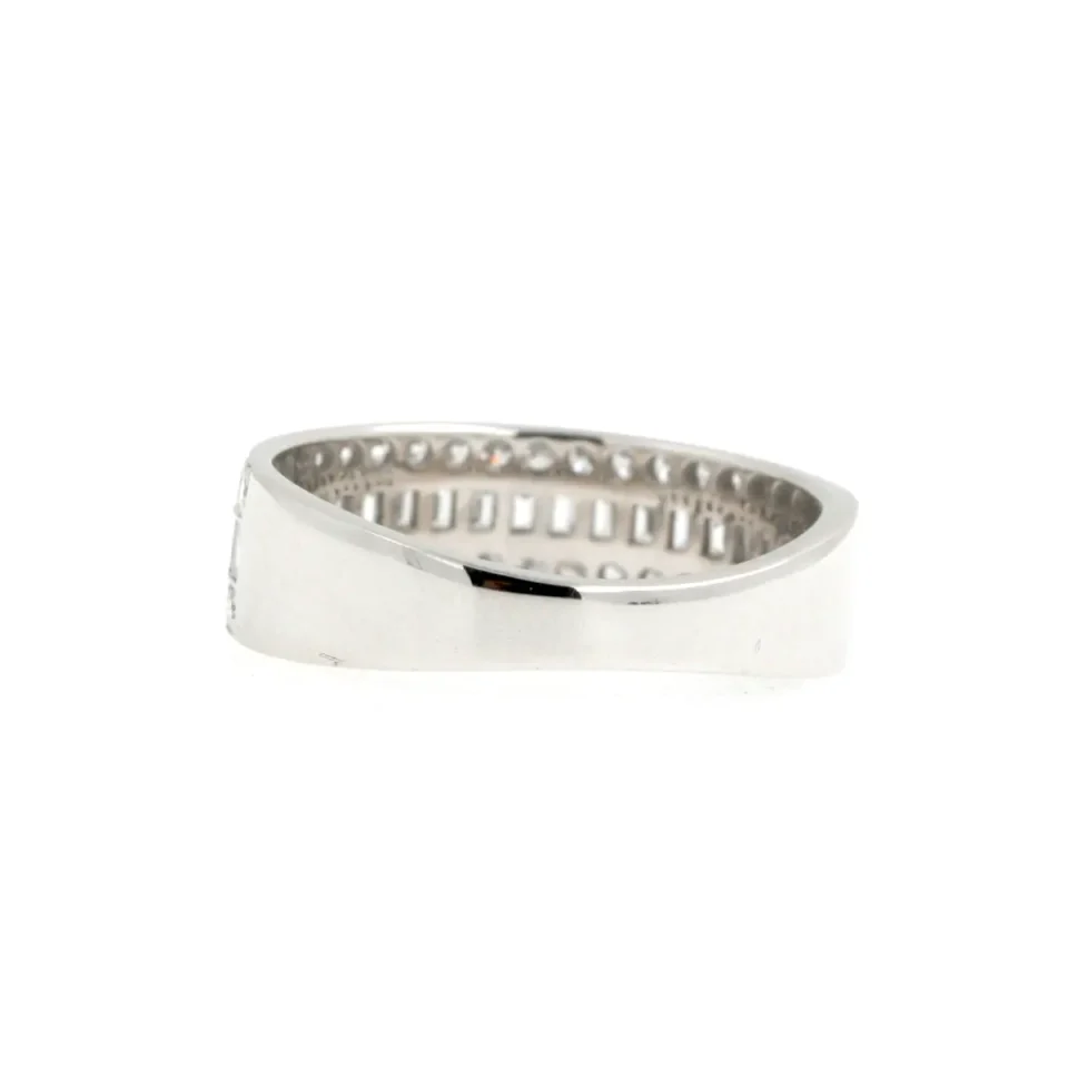 Anello a fascia con diamanti lab grown in oro bianco visto da dietro
