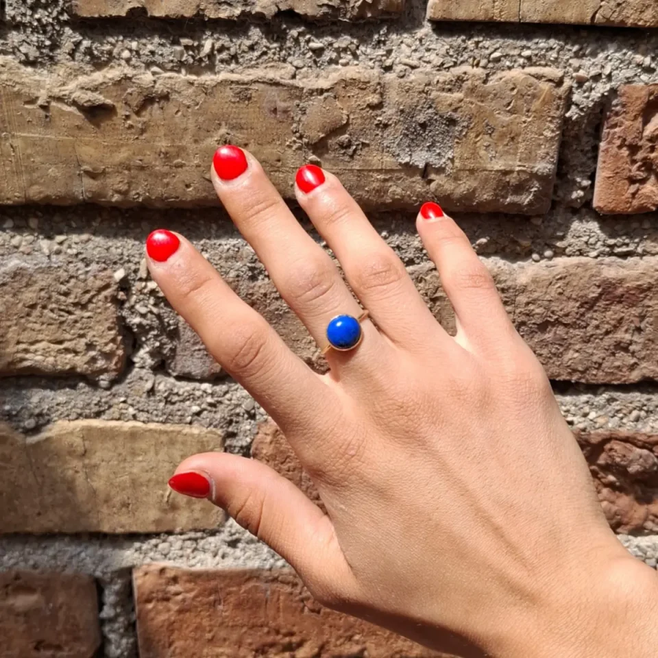 anello con lapislazzulo taglio cabochon