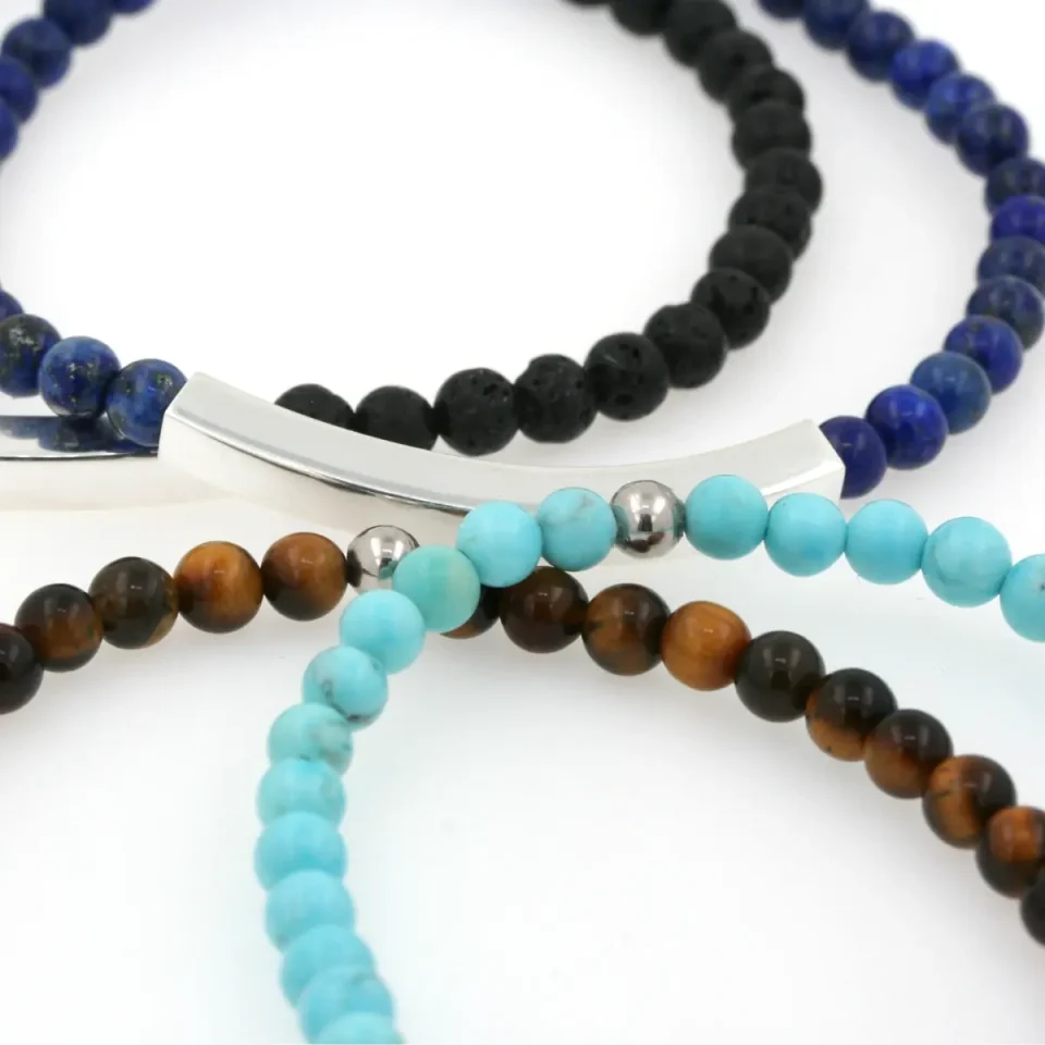 Bracciali personalizzati con incisione in argento e pietre naturali