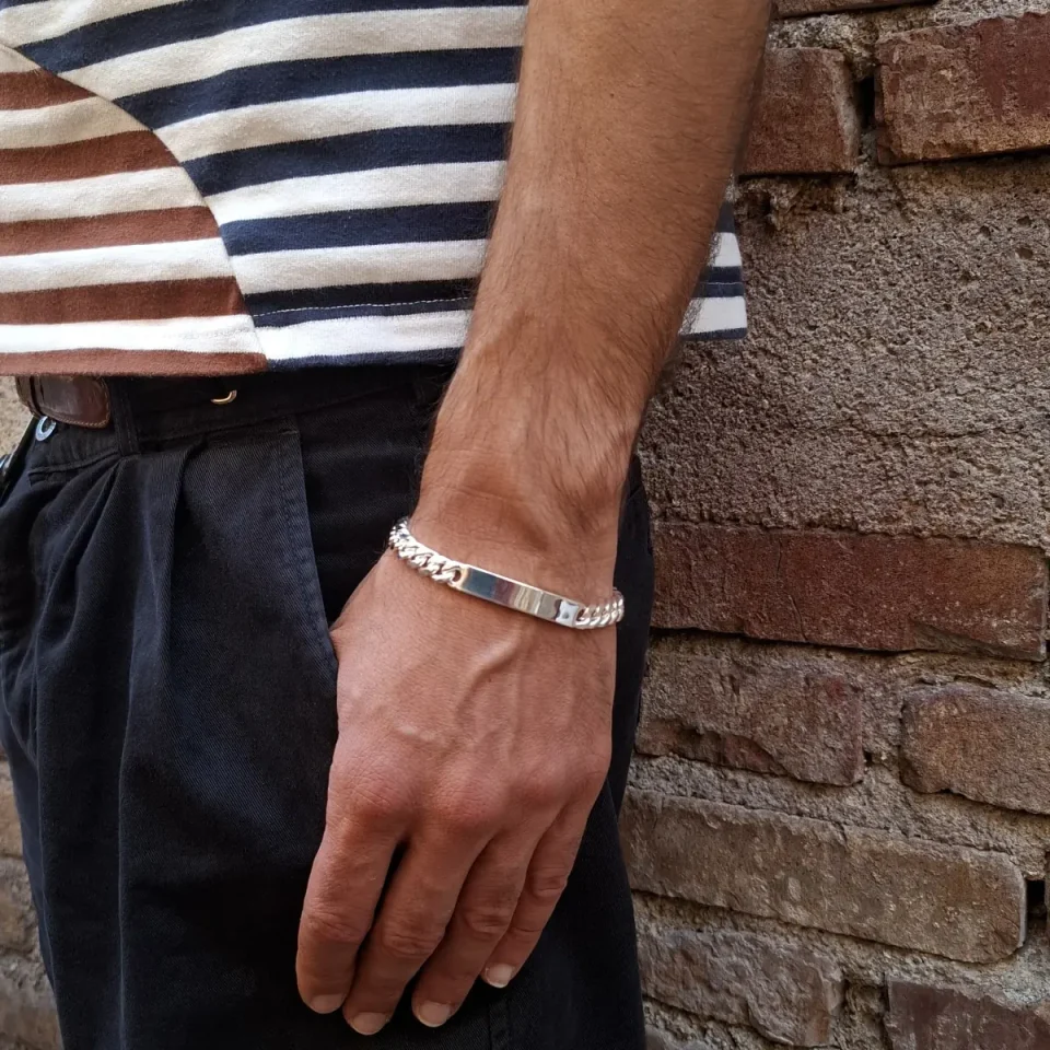 bracciale da uomo in maglia grumetta personalizzabile indossato
