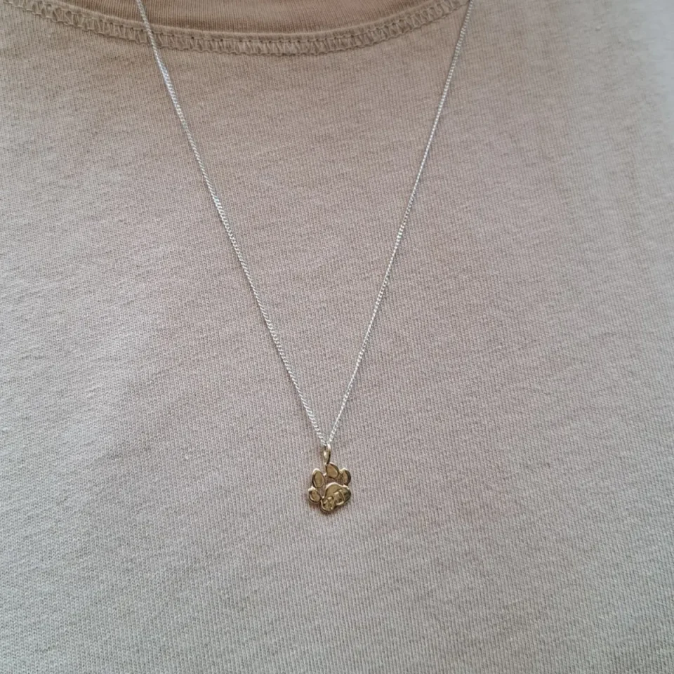 collana con ciondolo a forma di zampa