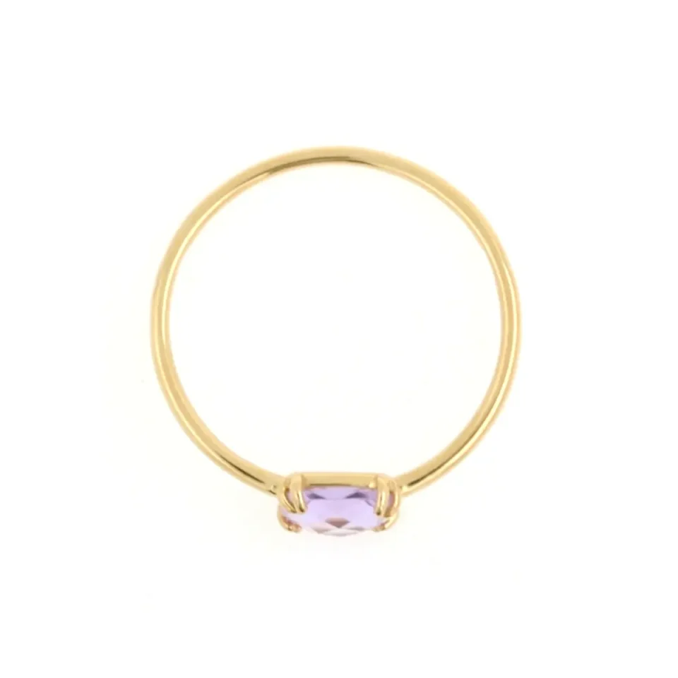 anello in oro giallo con pietra cushion viola